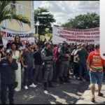 Na visita do governador, professores realizam manifestação em Arari