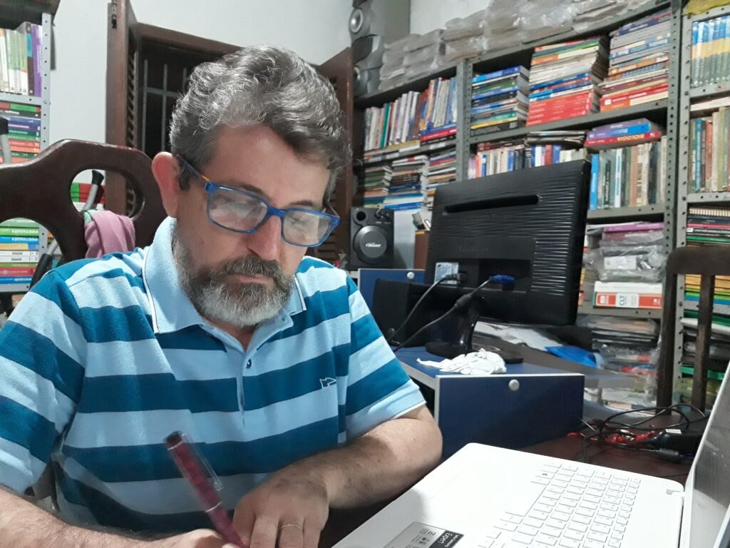 Imagem de Nilson Ericeira na biblioteca Professor José Benedito pestana. 